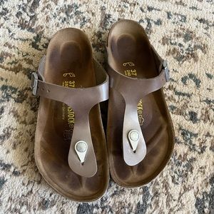 Rose Gold Metallic Birkenstock Gizeh Sandal